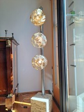 Rara piantana brutalista con