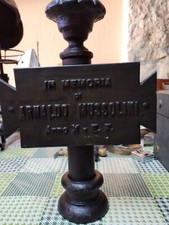 Targa Anno X° E.F. "In Memoria di Arnaldo Mussolini" completo di Sostegno Orig.