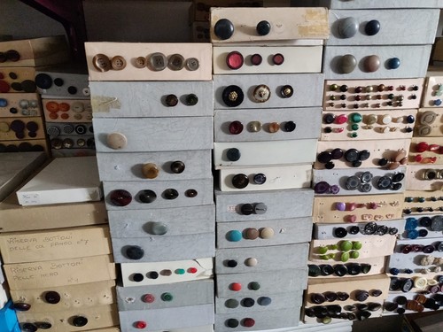 Stock scatole bottoni misti - di,