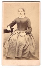 Fotografia donna seduta in