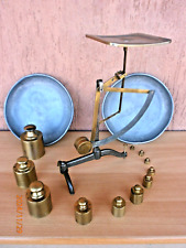 Lotto di pesi d'ottone, due piatti per bilancia  e bilancina d'epoca