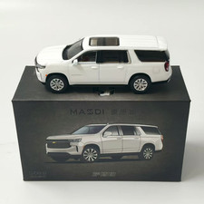 Modellino auto in lega SUV metallo pressofuso Chevrolet Suburban bianco 1:64