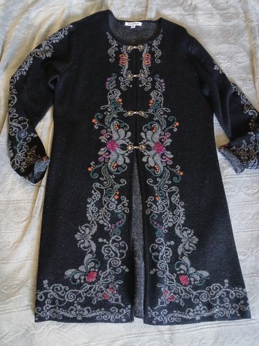 Cardigan lungo nero ricamato