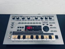 Roland MC-303 Groovebox (con