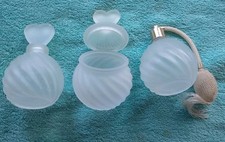 SERVIZIO TOILETTE IN VETRO OPALINE-VINTAGE ANNI 70=SPRUZZATORE/PORTA CIPRIA/ECC