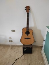 chitarra acustica amplificata più amplicatore