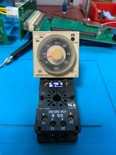 Timer H3CR-A8E Omron 230V pannello temporizzatore con zoccolo guida DIN 35