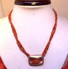 COLLANA A DUE FILI PERLINE IRREGOLARI IN CORALLO ROSSO CON PLACCA PASSANTE IN AR