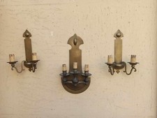 TRIS DI APPLIQUE IN OTTONE STILE GOTICO UNA A TRE LUCI E LE ALTRE A DUE