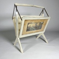 Portariviste vintage anni 50 in legno bianco pieghevole porta giornali da terra