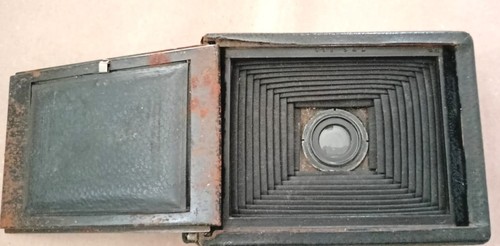 Antica macchina fotografica - , a