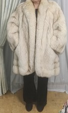 Vera pelliccia lunga di volpe