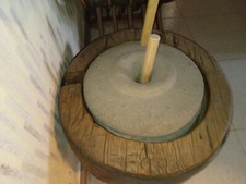 Macina per grano e granaglie in pietra e legno del XVIII sec.