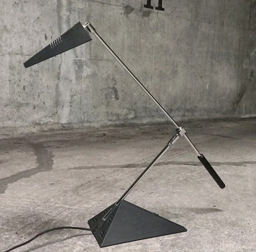 Lampe post moderniste dlg - post-moderniste,