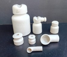 Vecchi isolatori ed accessori elettrici in ceramica bianca 7 pezzi