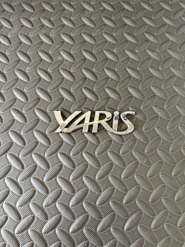Toyota yaris 2002 emblema - toyota,