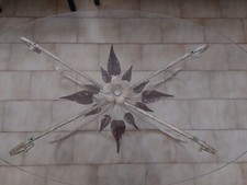 tavolo da caffè/fumo in vetro e base in ferro battuto con motivo floreale