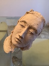 scultura creta bianca volto femminile