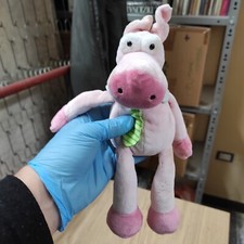 Peluche di bestia rosa con cravatta