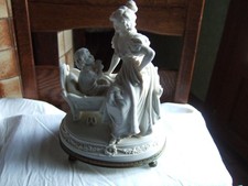 Une statuette bergere avec - une,