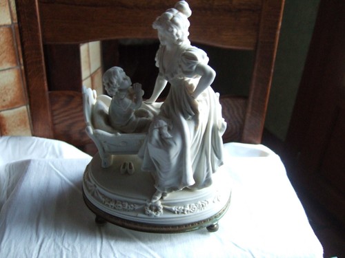 Une statuette bergere avec - une,