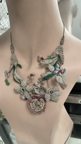 Collana antica con - ricamo, di