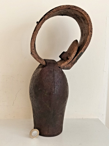 Antica grande campana - mucca, in