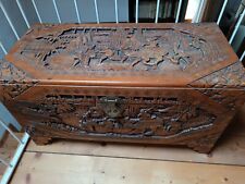 Baule antico in legno di canfora intagliato a mano,  inizio XX secolo