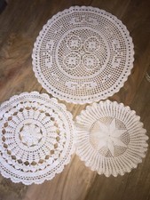 Centrini gruppo tre pezzi rotondi fatte di pizzo a mano ad uncinetto Usate