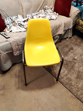 Sedia laterale vintage Herman Miller stampo fibra di vetro guscio giallo impilabile MCM