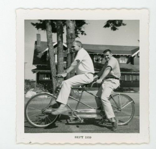 Ragazzi che cavalcano - , bici