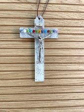 Crocifisso in vetro con murrine colorate e corpo in metallo 13 cm