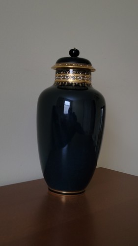 Antico vaso con coperchio blu
