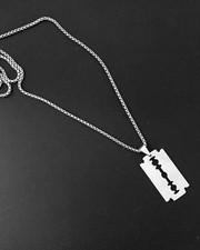 Collana con ciondolo lama