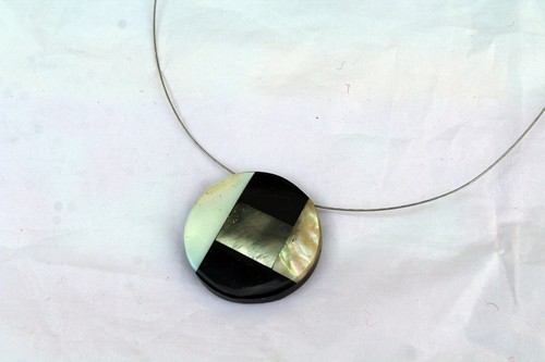 Collana ciondolo bianco nero
