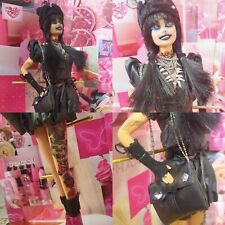 barbie da collezione, modificata con vestiti cuciti a mano e piedistallo 