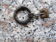 VECCHIA MANIGLIA IN OTTONE AD ANELLO CON VITE IN FERRO PER MOBILI VARI -