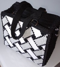 Borsa fatta a mano su rete con cordino e cotone cm 22x21x14 con manici cm 38.