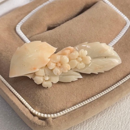 Spilla intaglio fiori corallo