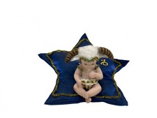 Bambola da collezione bambola di porcellana 9 cm + cuscino a stella. Ottime c...