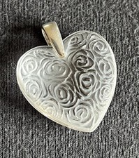 CIONDOLO cuore rosa in rilievo