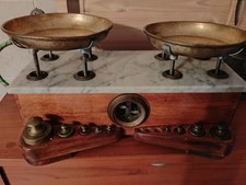 Antica bilancia a 2 piatti in legno marmo e ottone del primi anni 50 con 13 pesi