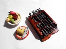SET POSATE E PIATTI CON CIBO
