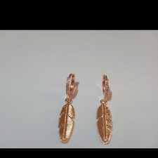 Orecchini colore oro con piuma modello cerchietto donna