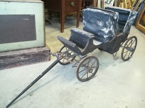 Piccola carrozza giocattolo