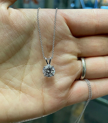 Collana con ciondolo solitario