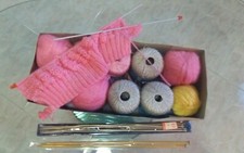 Gomitolo lana cotone ferri lavoro a maglia rosa grigio vintage pullover stock 