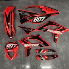 Plastiche + grafica applicate