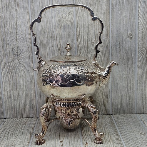 Set teiera repousse ornata