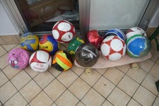 Lotto di 11 palloni da calcio e 2 da volley in buono stato.